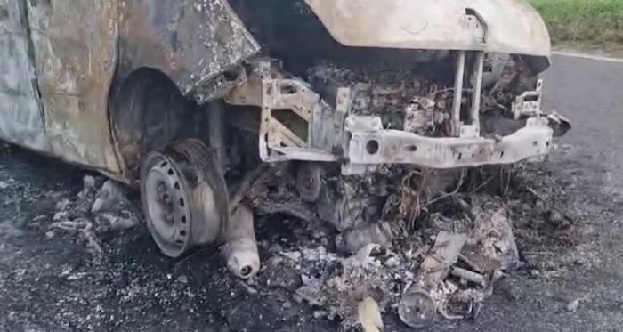 Ambulância pega fogo e motociclista morre em acidente na BR-324, em Simões Filho