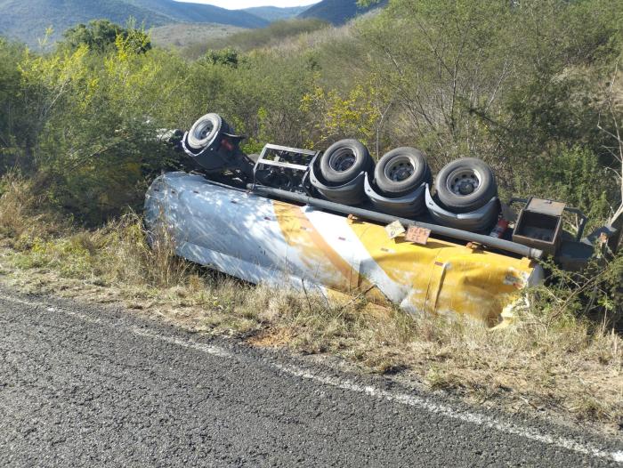 Carreta carregada com combustíveis tombou em Jequié Carreta carregada com combustíveis tombou em Jequié